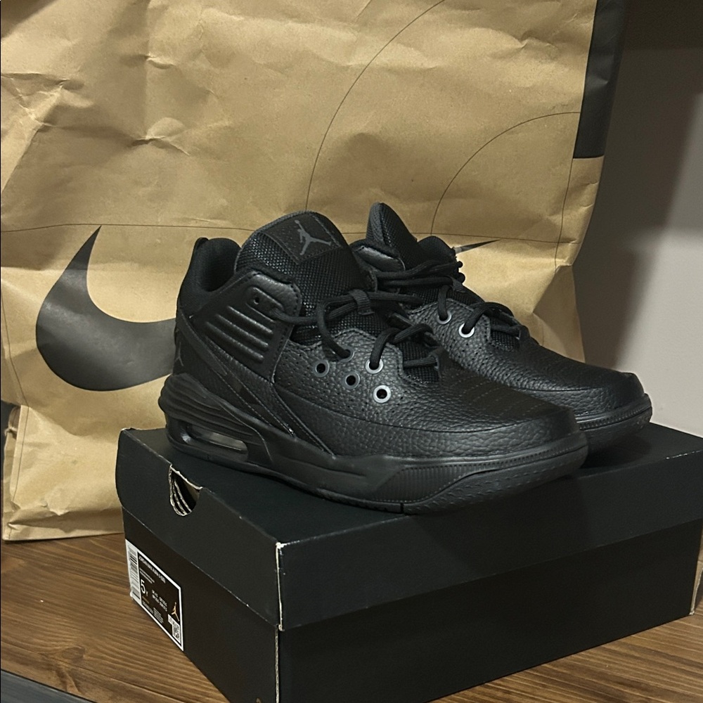 Kids Nike Jordan Max Aura 5 sneakers new in box size 5Y